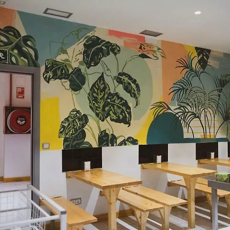 A In The Auberge de jeunesse Saint-Sébastien