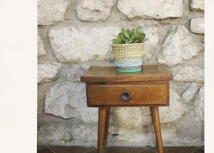 A In The Auberge de jeunesse Saint-Sébastien